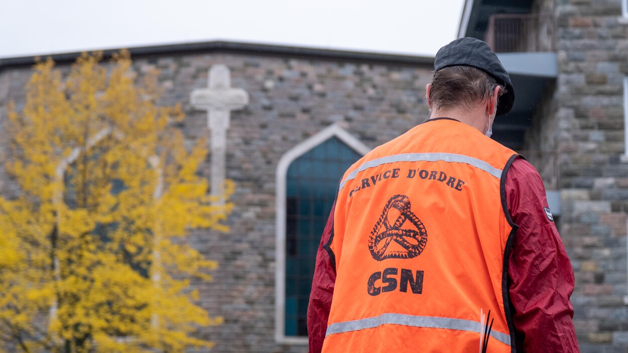 Un représentant syndical porte le maillot de la CSN.