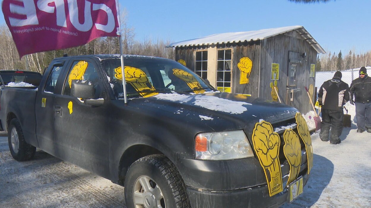 Une camionnette placardée d'affiches du syndicat.