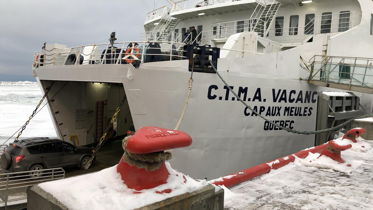 Des véhicules embarquent sur le navire CTMA Vacancier