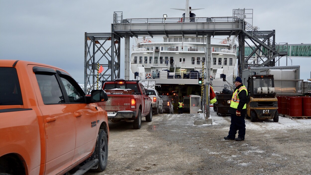 Au quai de Matane, des véhicules embarquent sur le navire CTMA Vacancier.