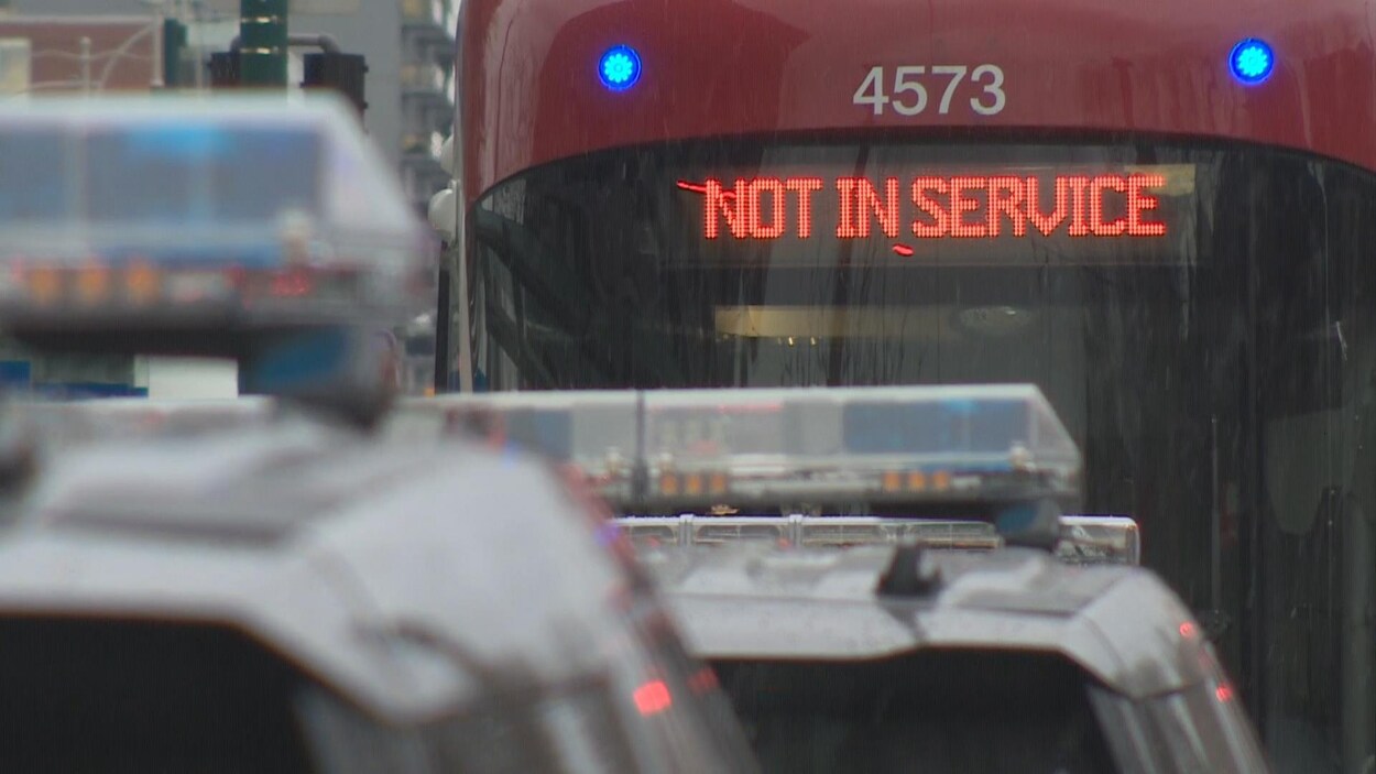 Un tram avec l'inscription hors service.