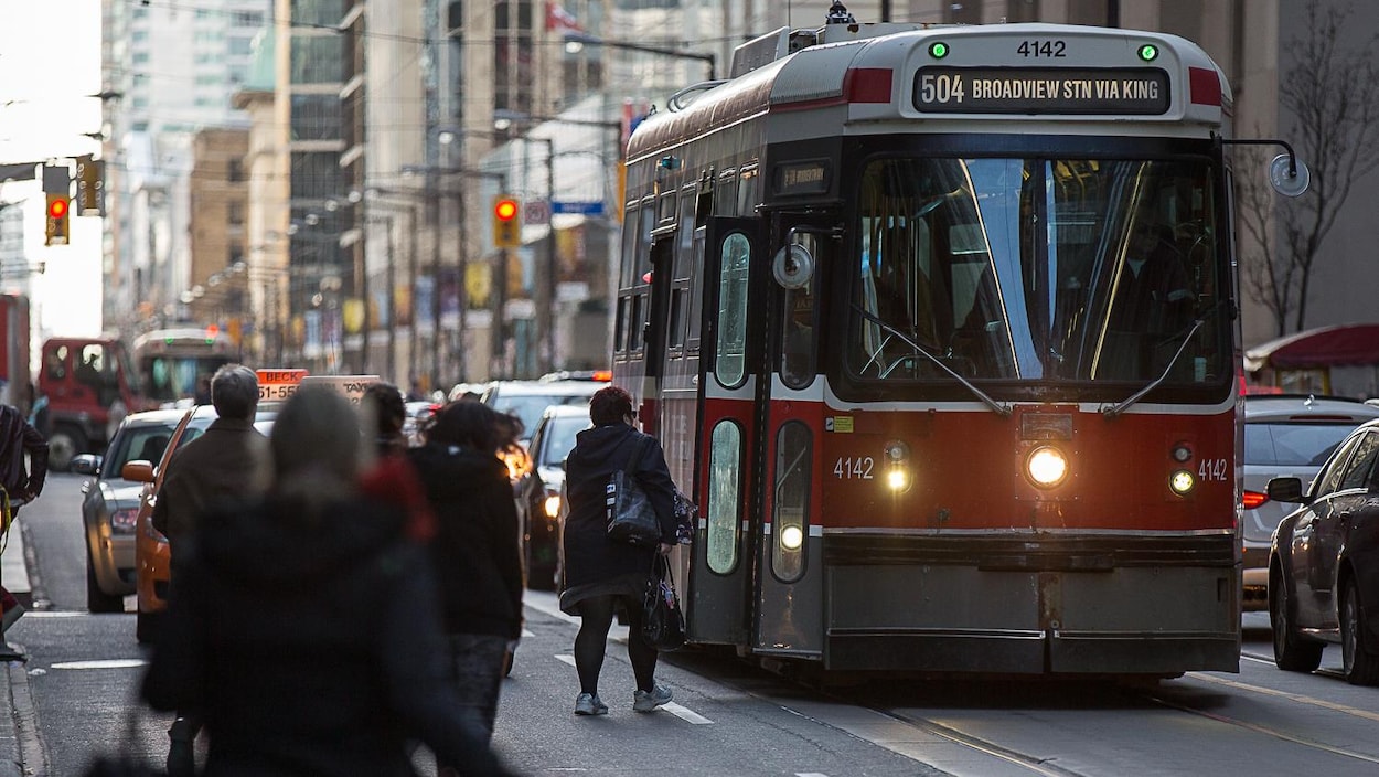 La rue King est la voie de transport en commun la plus achalandée à Toronto. La rue King est la voie de transport en commun la plus achalandée à Toronto.