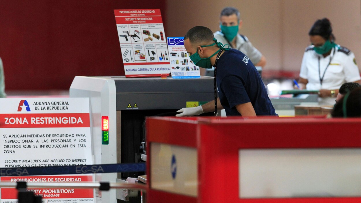 Des employés portant un masque