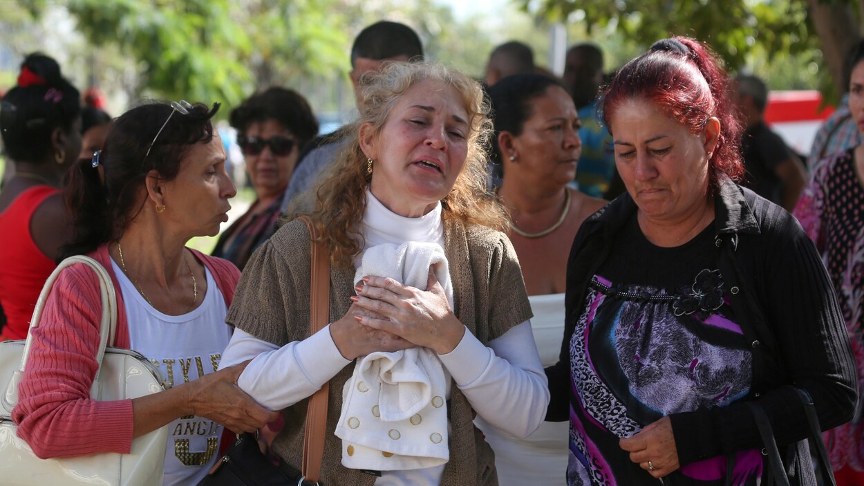 Des gens sont en pleurs après l'écrasement d'un avion à Cuba. Des gens sont en pleurs après l'écrasement d'un avion à Cuba.