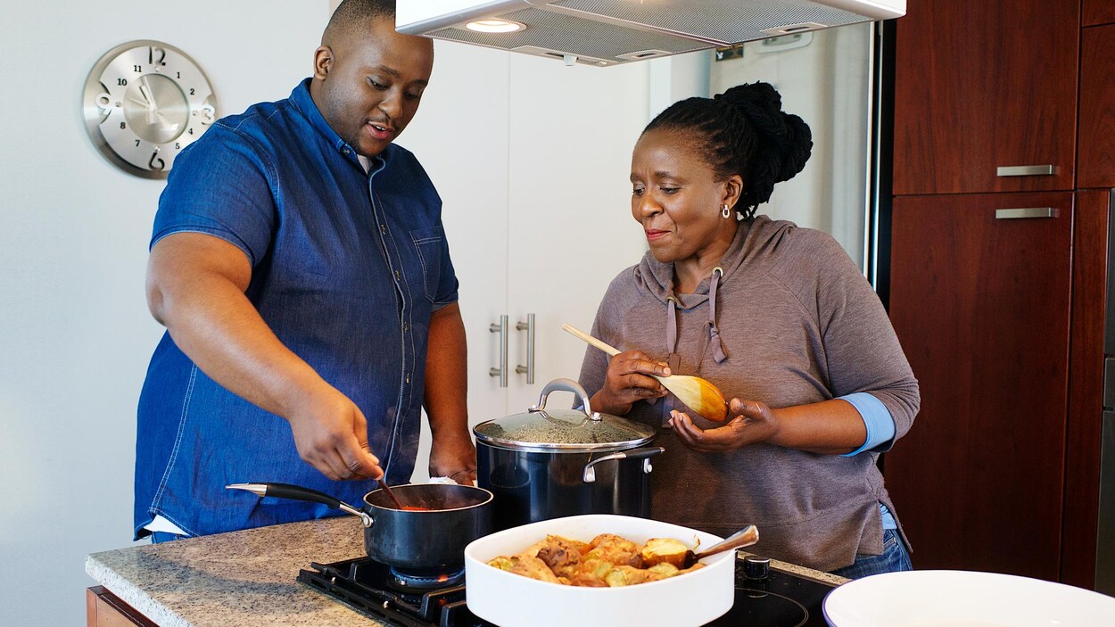 Un homme et une femme cuisinent;