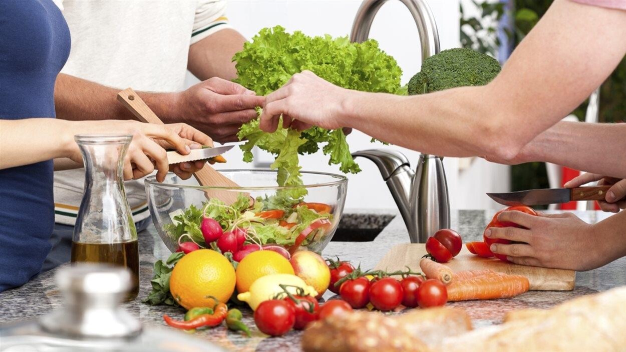 Un groupe de personnes prépare ensemble un repas. Un groupe de personnes prépare ensemble un repas.
