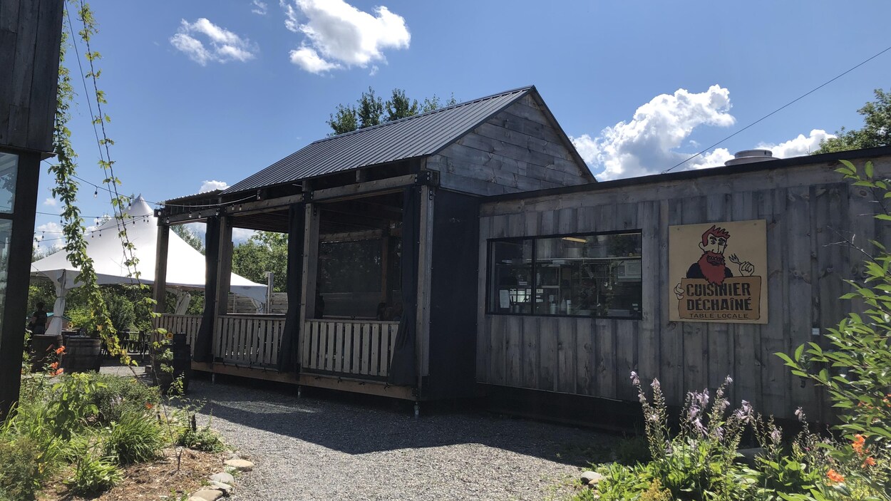Le bâtiment en bois du cuisinier déchaîné.