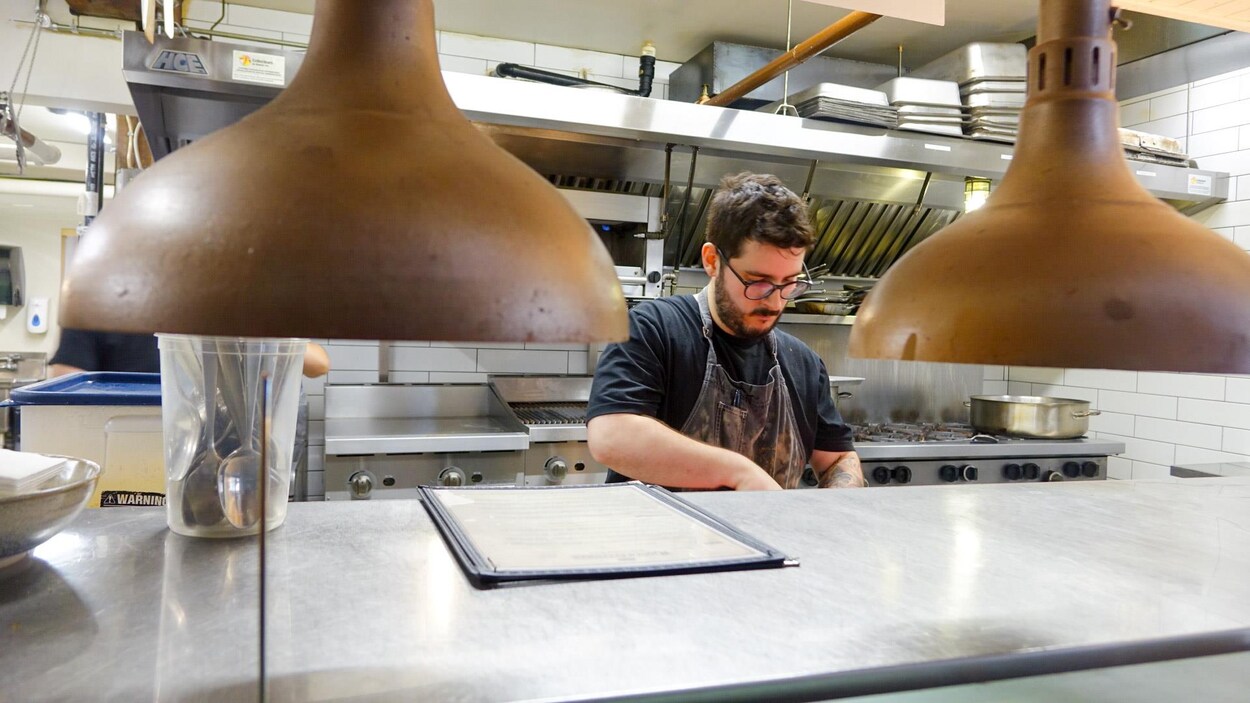 Un cuisinier du restaurant Rioux et Pettigrew à Québec
