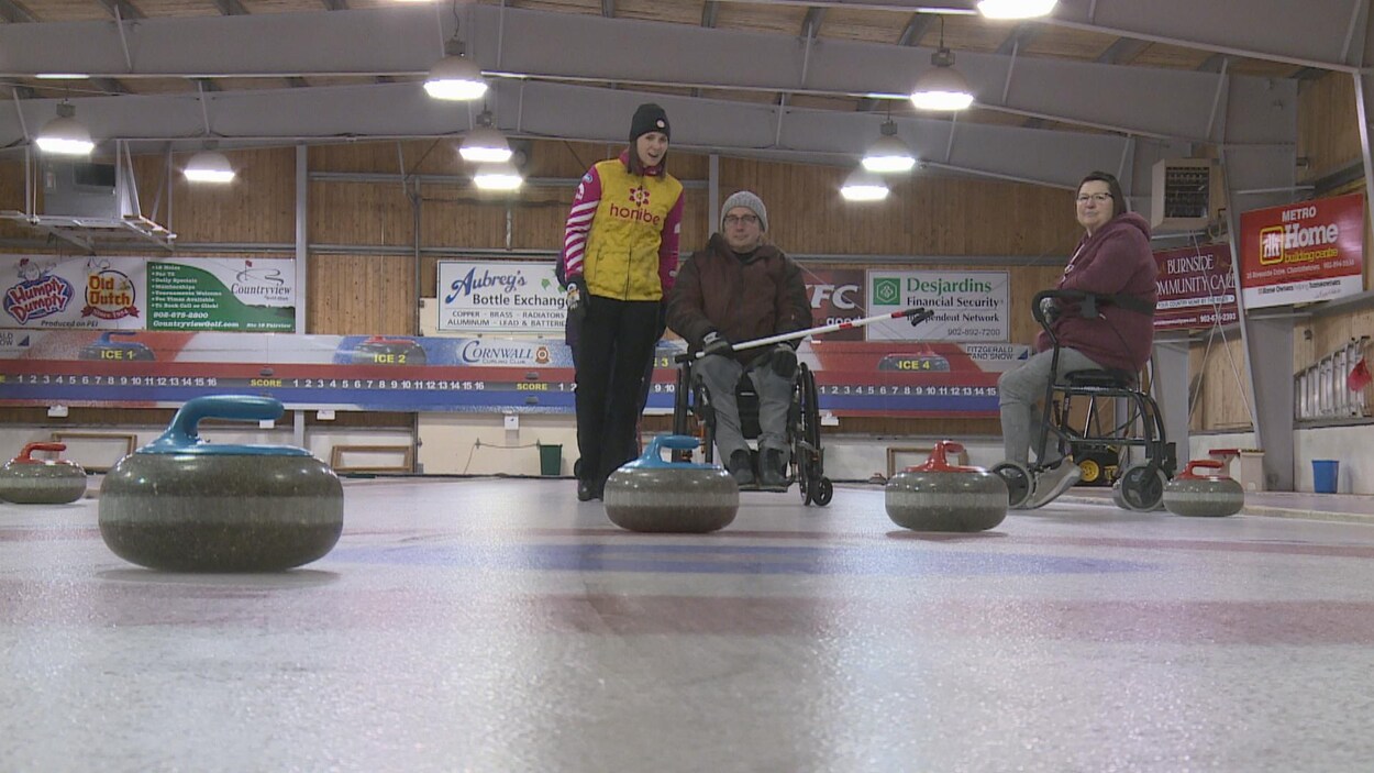 Des joueurs de curling en fauteuil roulant apprennent à jouer. Des joueurs de curling en fauteuil roulant apprennent à jouer.