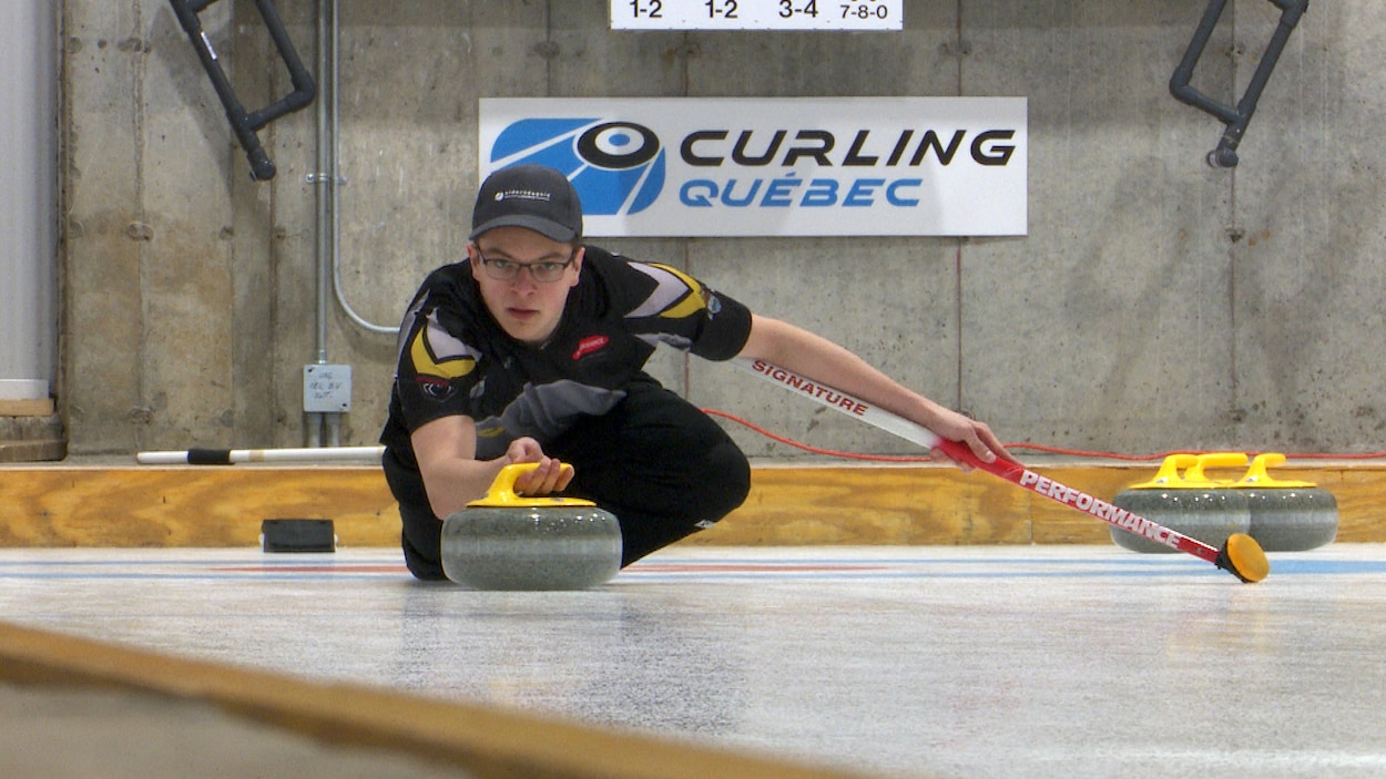 Un joueur s'apprête à lancer une pierre de curling.