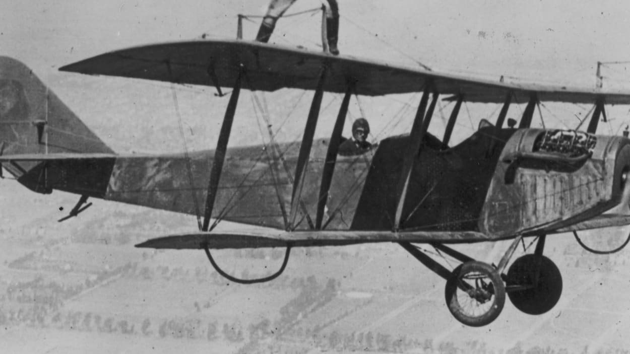 Une photo d'archives d'un avion Curtiss JN-4 en 1924