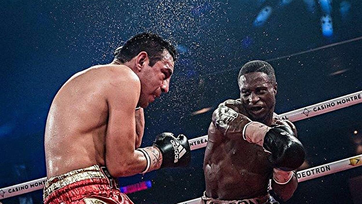Custio Clayton administre une droite à un adversaire durant un combat.