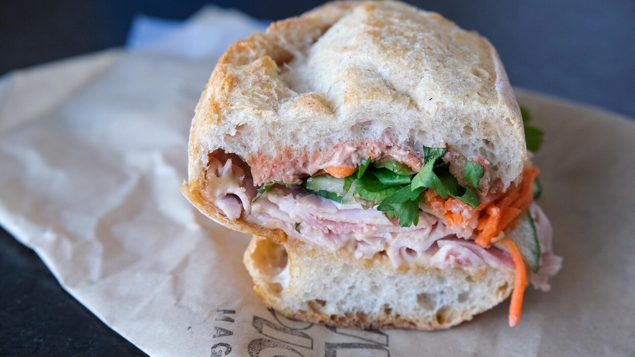 Un coloré sandwich banh mi. Un coloré sandwich banh mi.