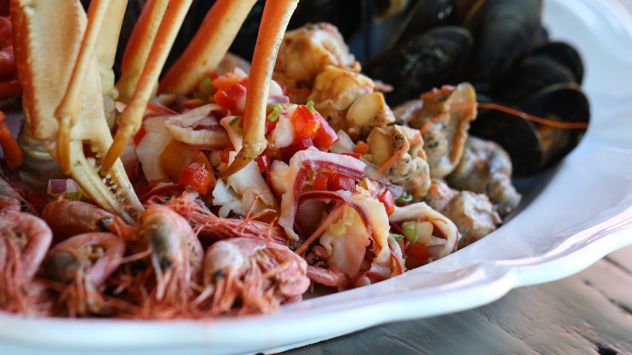 Des fruits de mer dans une assiette.