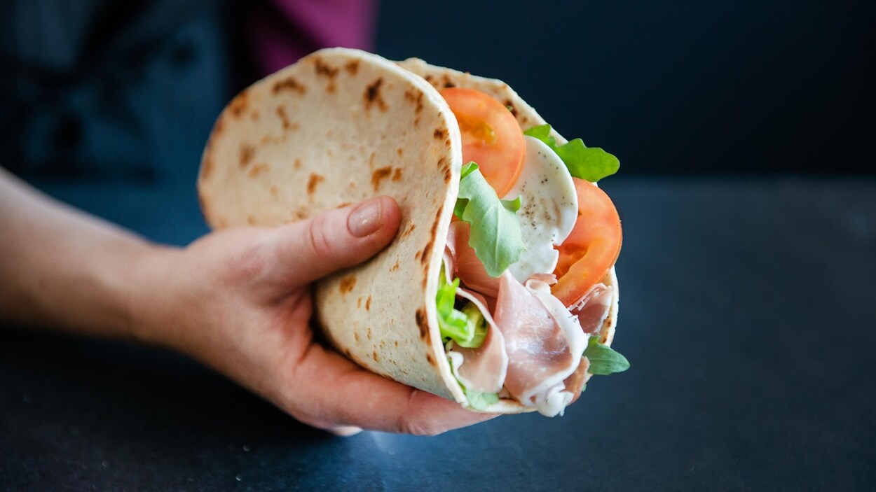 Une piadina classique à base de prosciutto di parma, mozzarella fior di latte, tranches de tomates et roquette. Une piadina classique à base de prosciutto di parma, mozzarella fior di latte, tranches de tomates et roquette.
