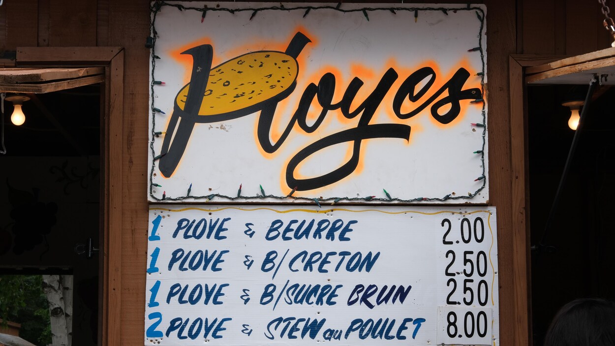 Le menu du restaurant Ployes affiche son menu sur des affiches écrites à la main à l'entrée du restaurant. Le menu du restaurant Ployes affiche son menu sur des affiches écrites à la main à l'entrée du restaurant.
