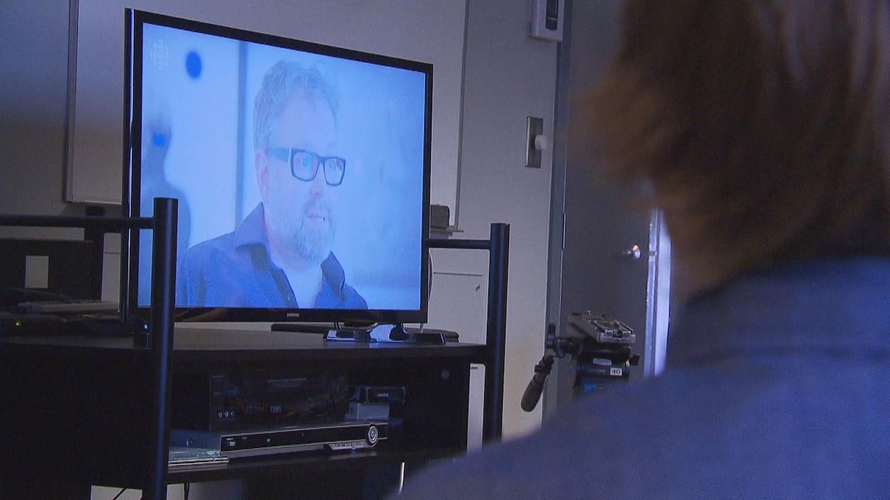 Un jeune souffrant de dépendance visionne le documentaire Bye. Un jeune souffrant de dépendance visionne le documentaire Bye.
