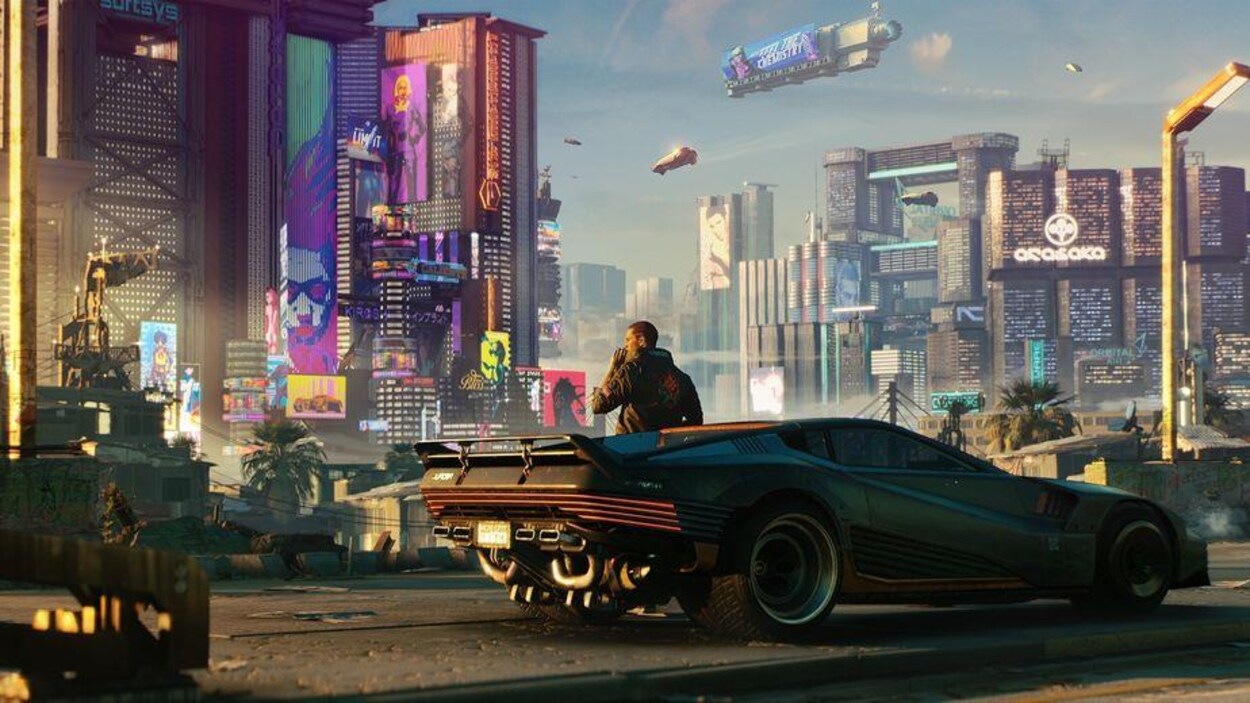 Un homme se tient devant une voiture en regardant une ville futuriste.