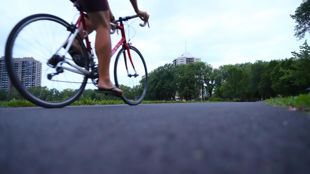 Un cycliste sur l'anneau des plaines d'Abraham