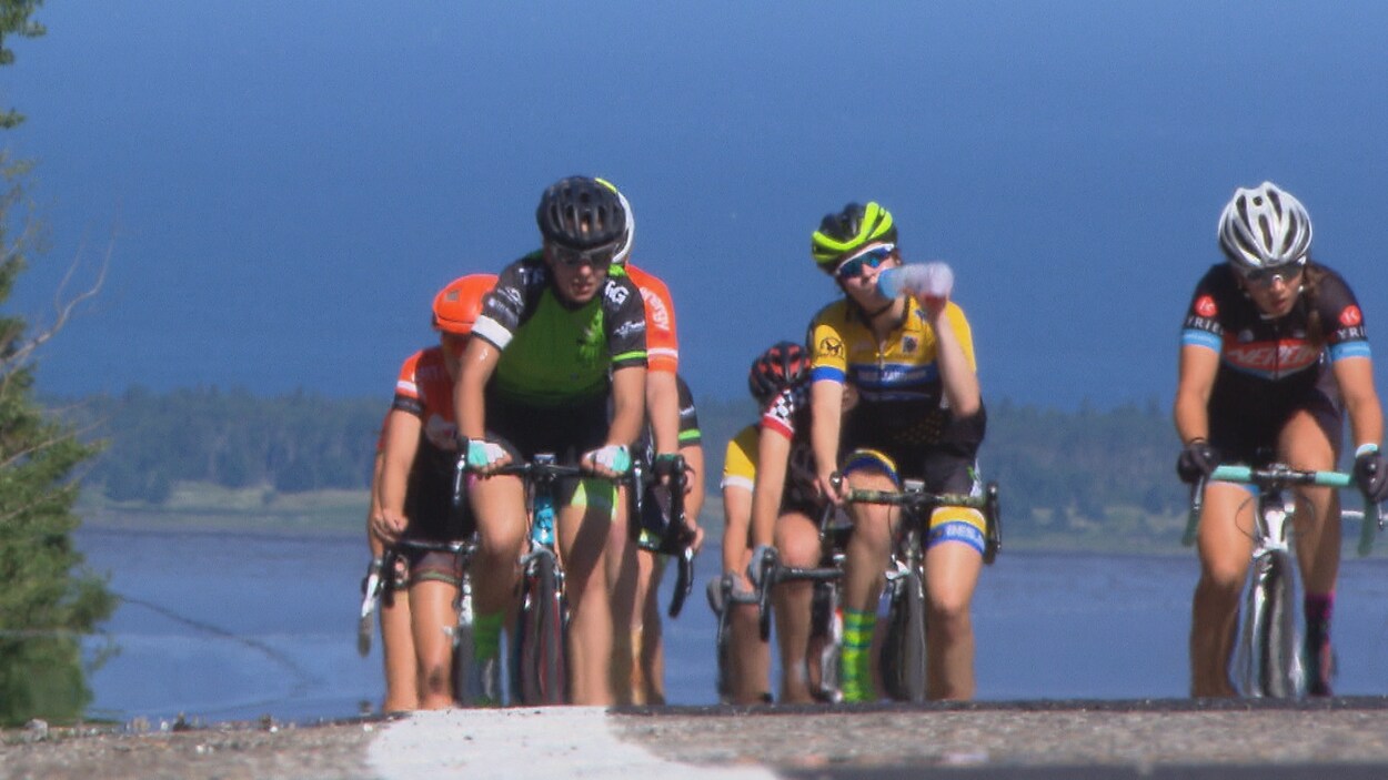 Un groupe de cyclistes en pleine compétition.