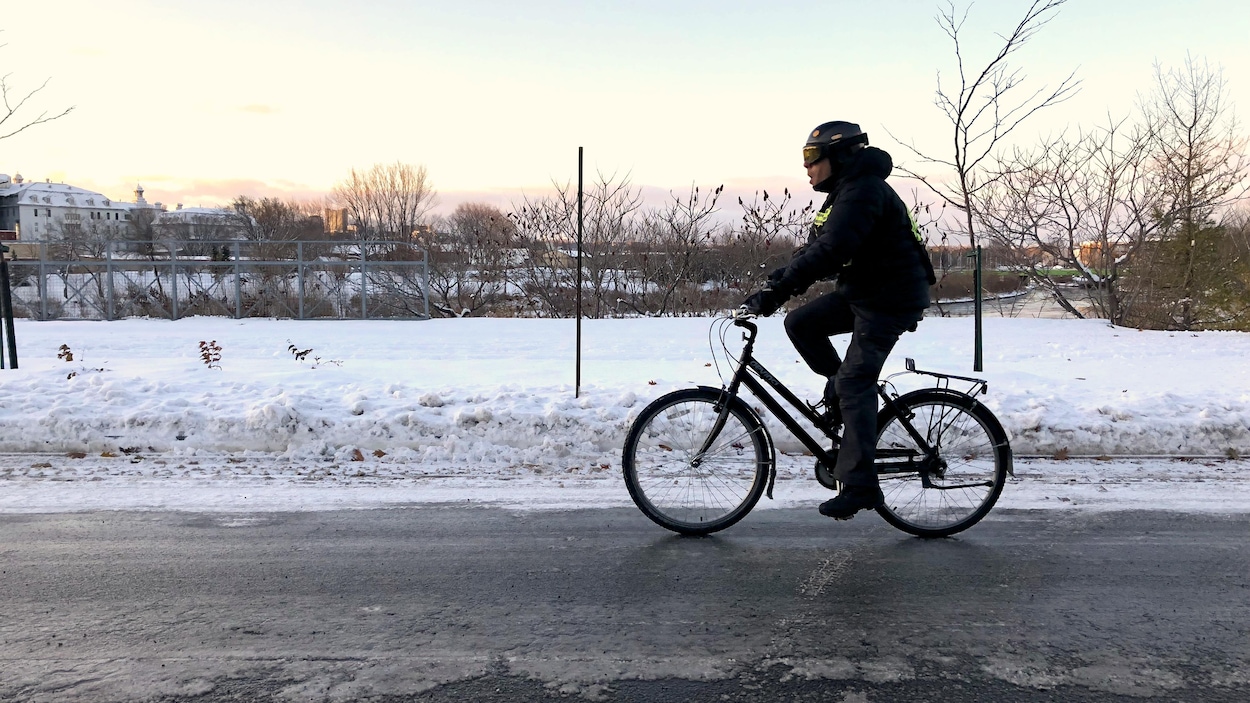 Alexandre St-Laurent sur son vélo sur une rue glacée