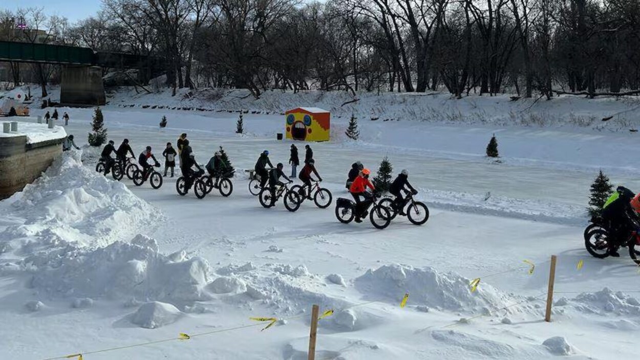 Des cyclistes de Winnipeg pédalent à la mémoire d’Alex Pretti tué par l’ICE à Minneapolis