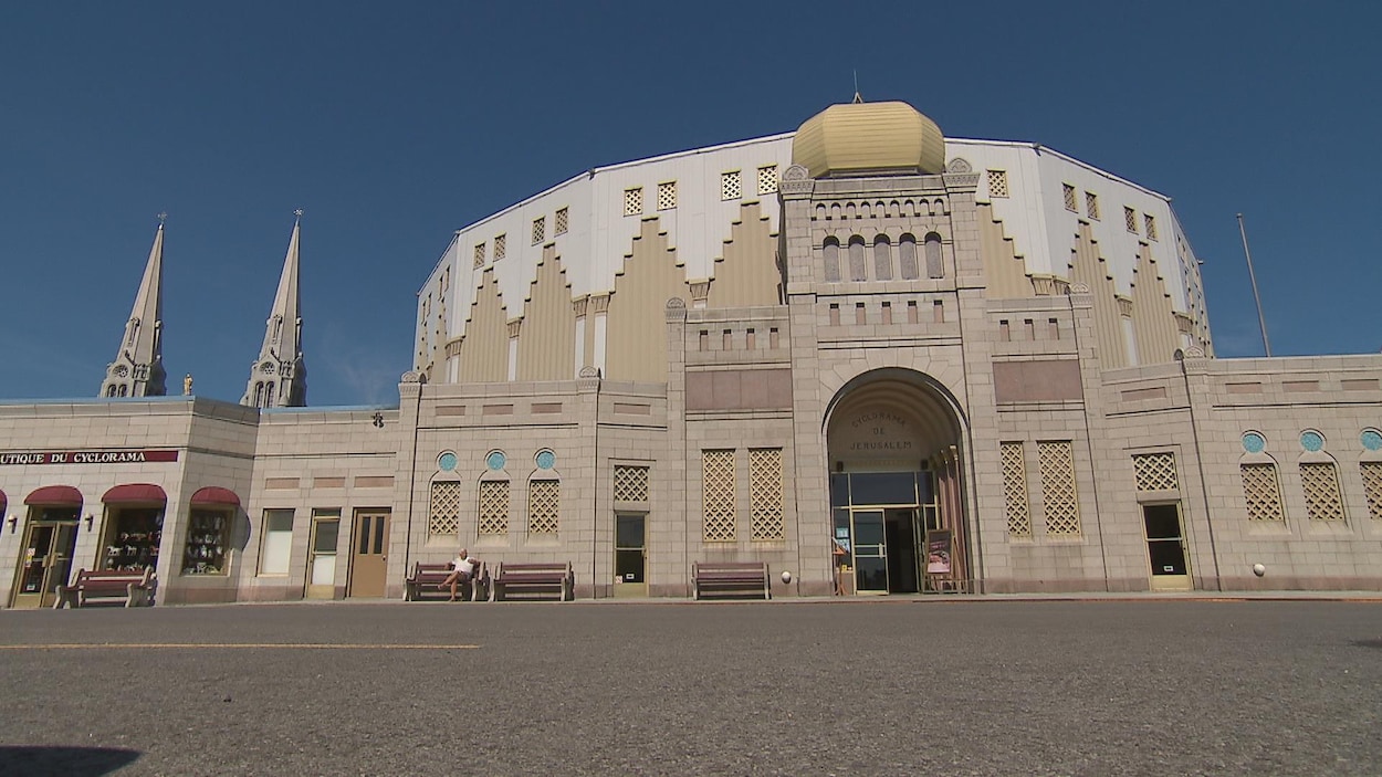 Le Cyclorama de Jérusalem avec en arrière-plan la basilique Sainte-Anne-de-Beaupré.