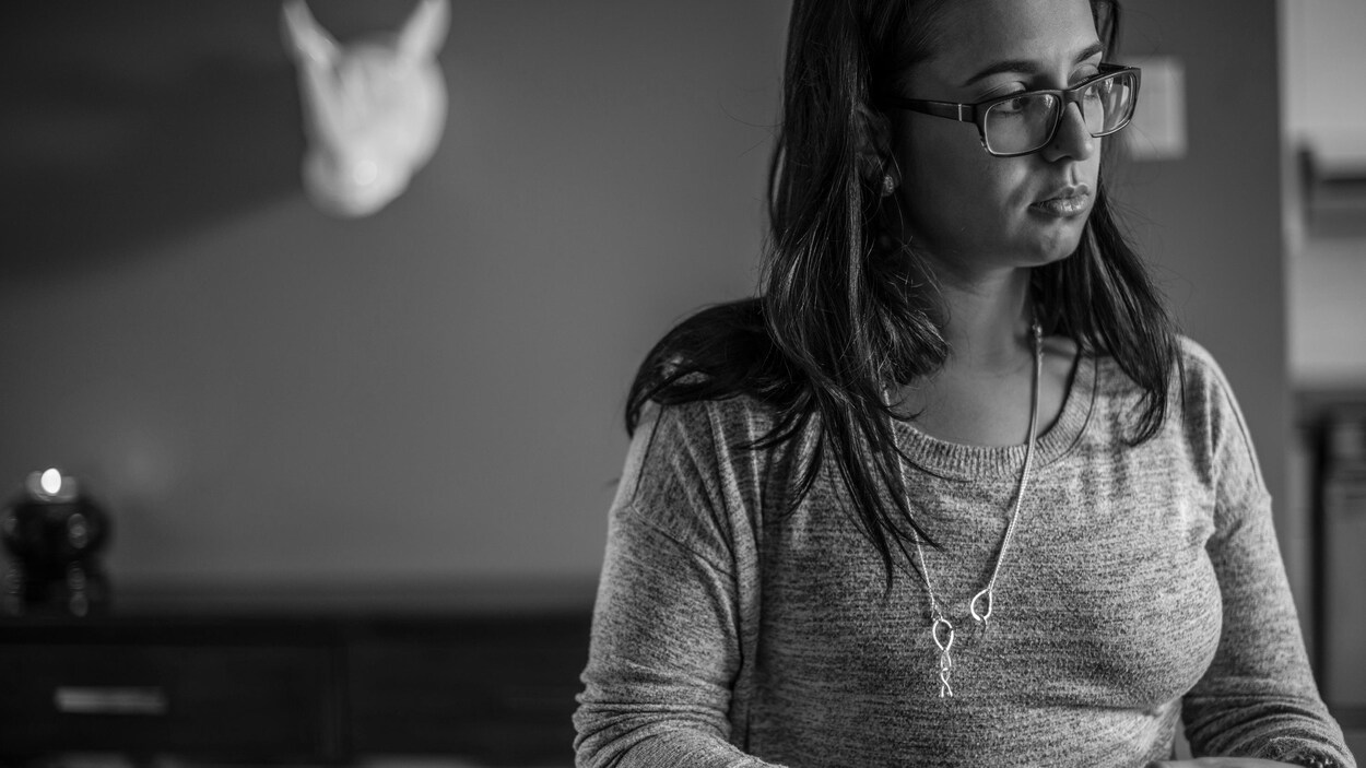 Photo d'une jeune femme d'une trentaine d'années qui n'a qu'un seul sein Photo d'une jeune femme d'une trentaine d'années qui n'a qu'un seul sein