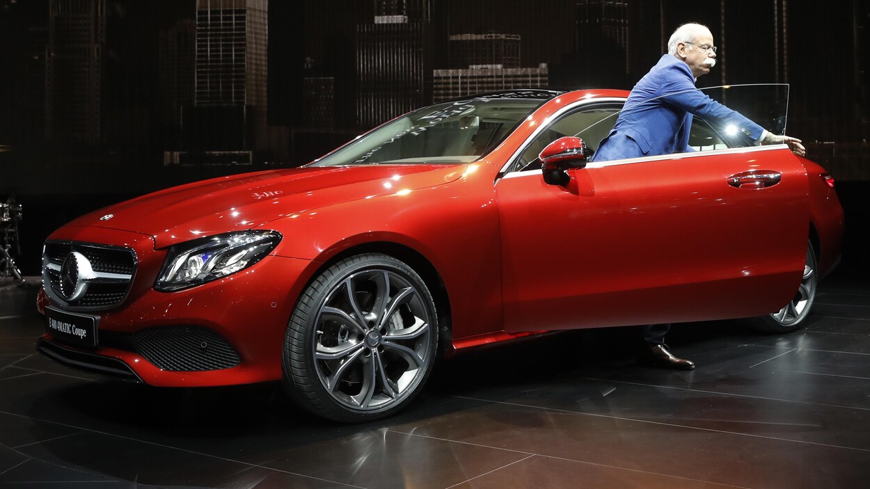 Une Mercedes Benz Classe E dans une salle d'exposition.