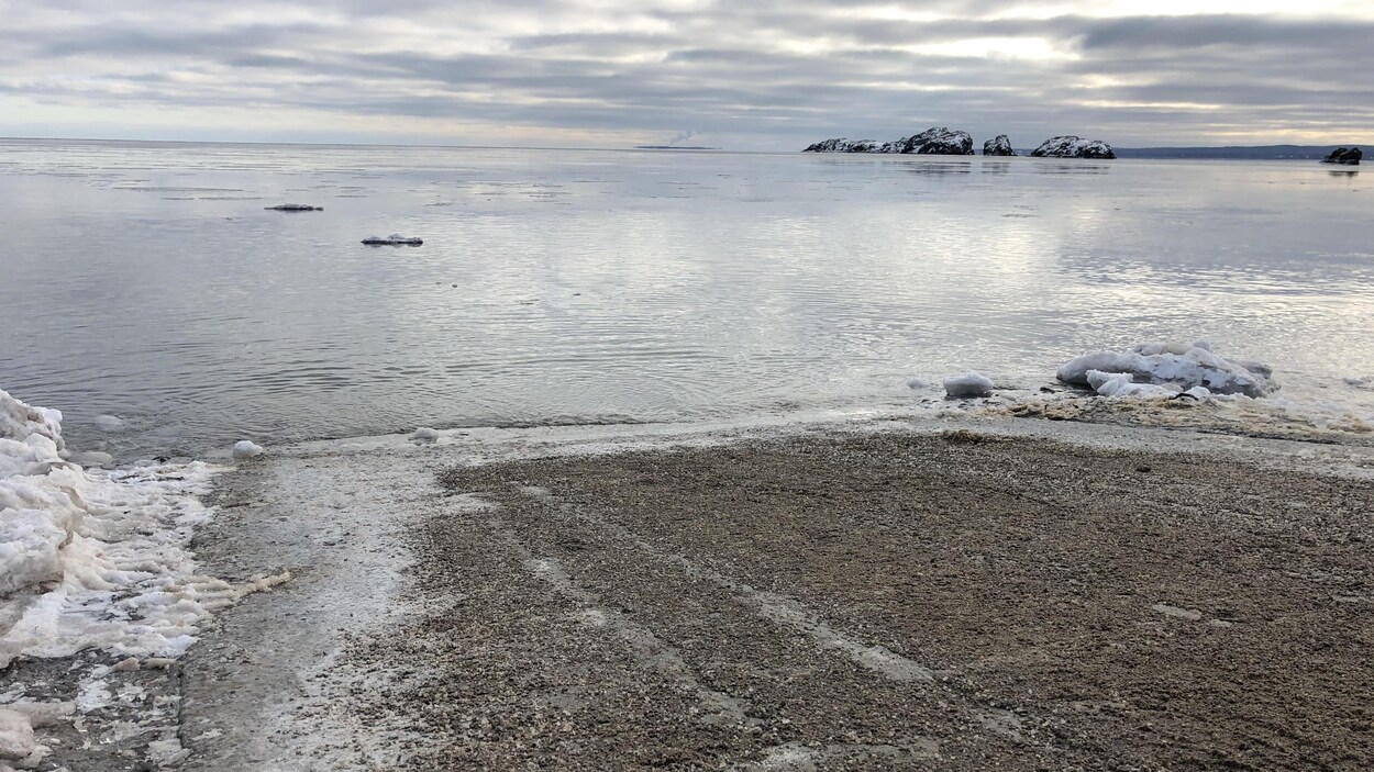 Une voie asphaltée servant à mettre des embarcations à l'eau