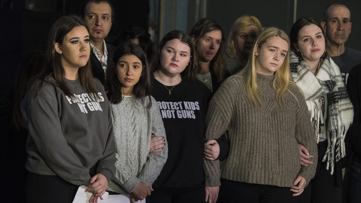 De jeunes filles qui se tiennent par le bras.