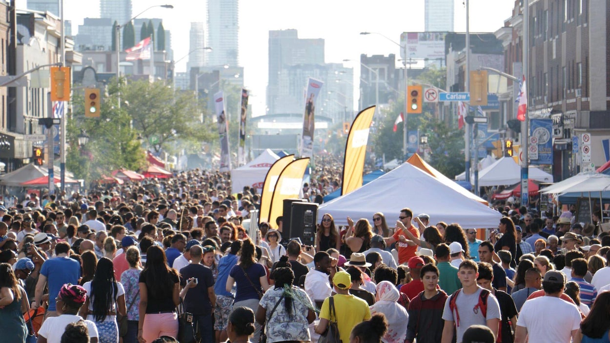 Une foule dense dans le soleil Une foule dense dans le soleil