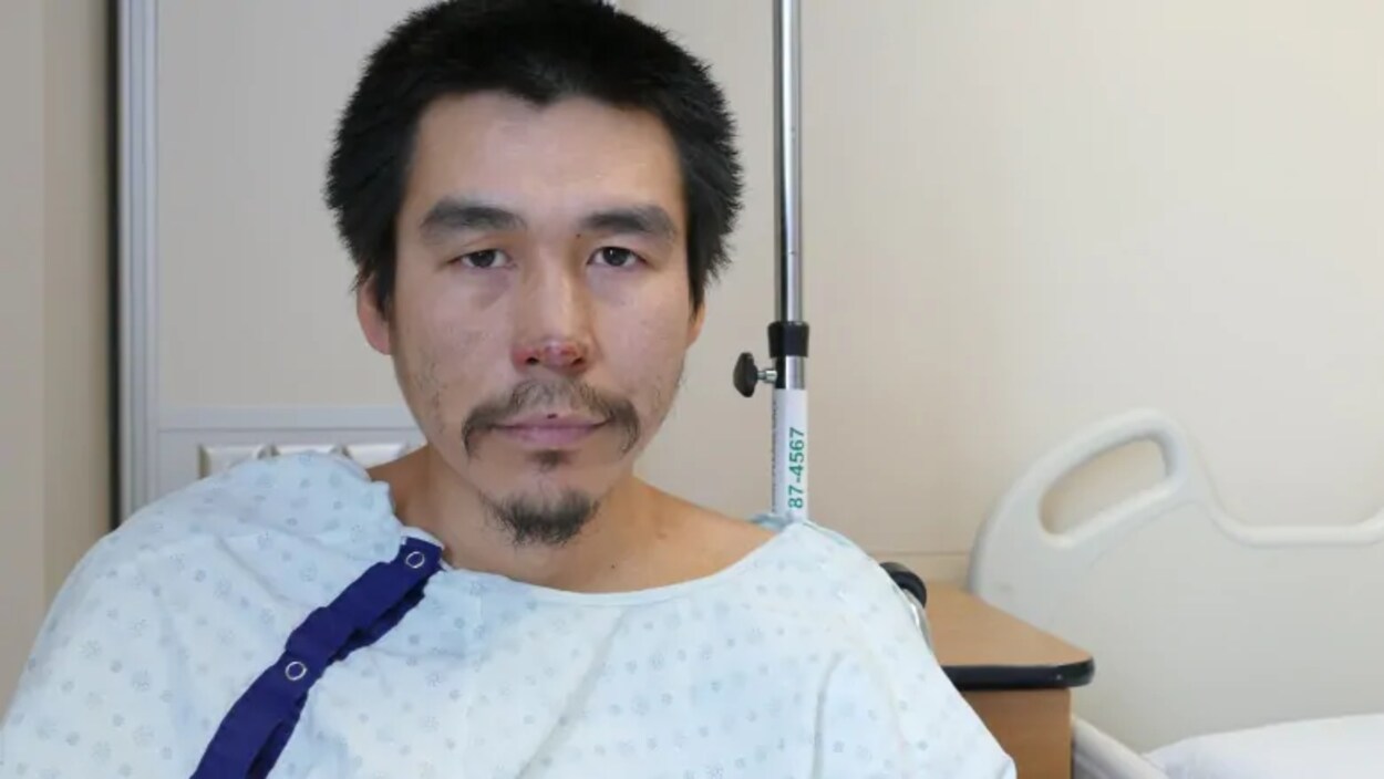 Daniel Anowak dans un habit d'hôpital.