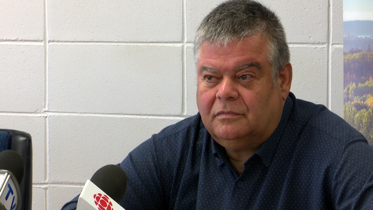 Le conseiller municipal Daniel Beaulieu répond aux questions des journalistes. Le conseiller municipal Daniel Beaulieu répond aux questions des journalistes.
