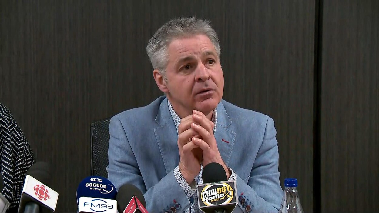 Daniel Gélinas écoute la question d’un journaliste lors d’une conférence de presse portant sur le déroulement du premier défilé nouveau genre du Carnaval de Québec.