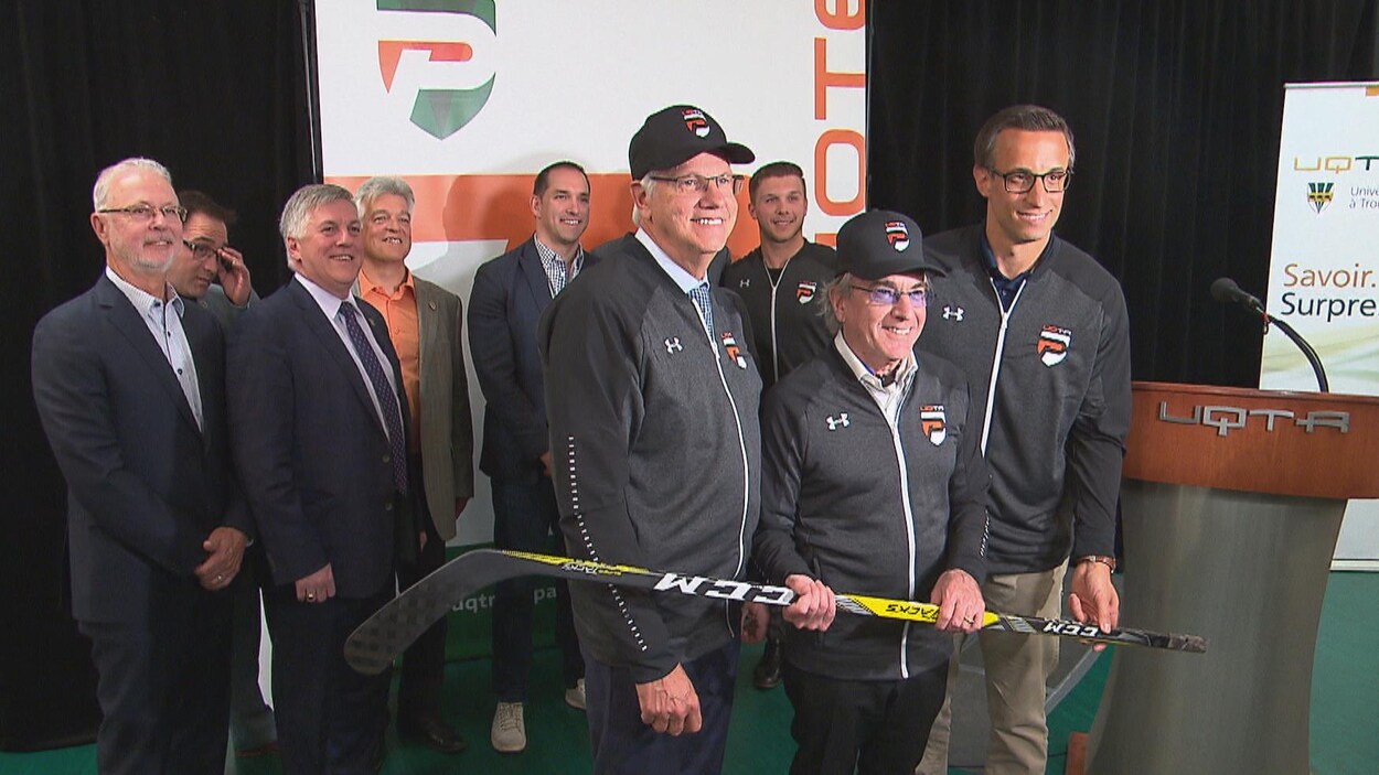 Le recteur de l'UQTR, Daniel McMahon, le PDG du Cirque du Soleil, Daniel Lamarre et l'entraîneur-chef de l'équipe Marc-Étienne Hubert.