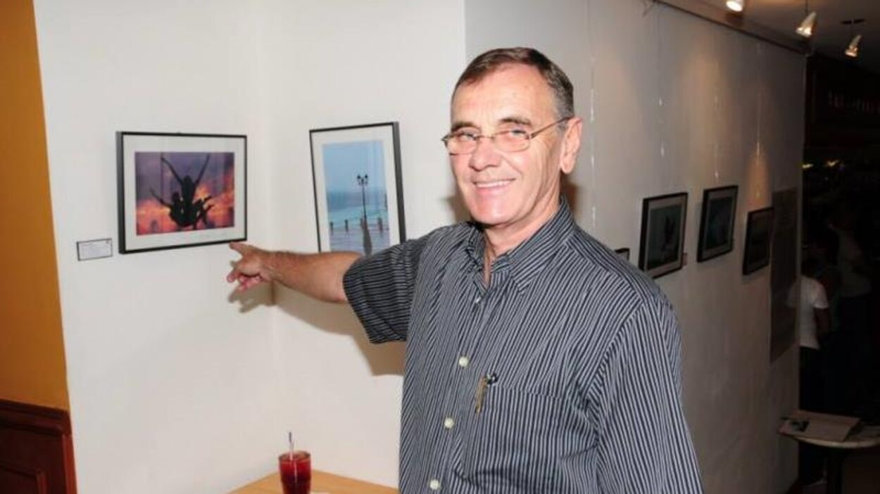 Un homme montre du doigt une photo qu'il a prise.
