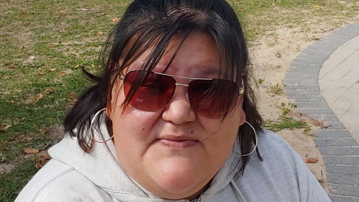 Une femme avec des lunettes de soleil.