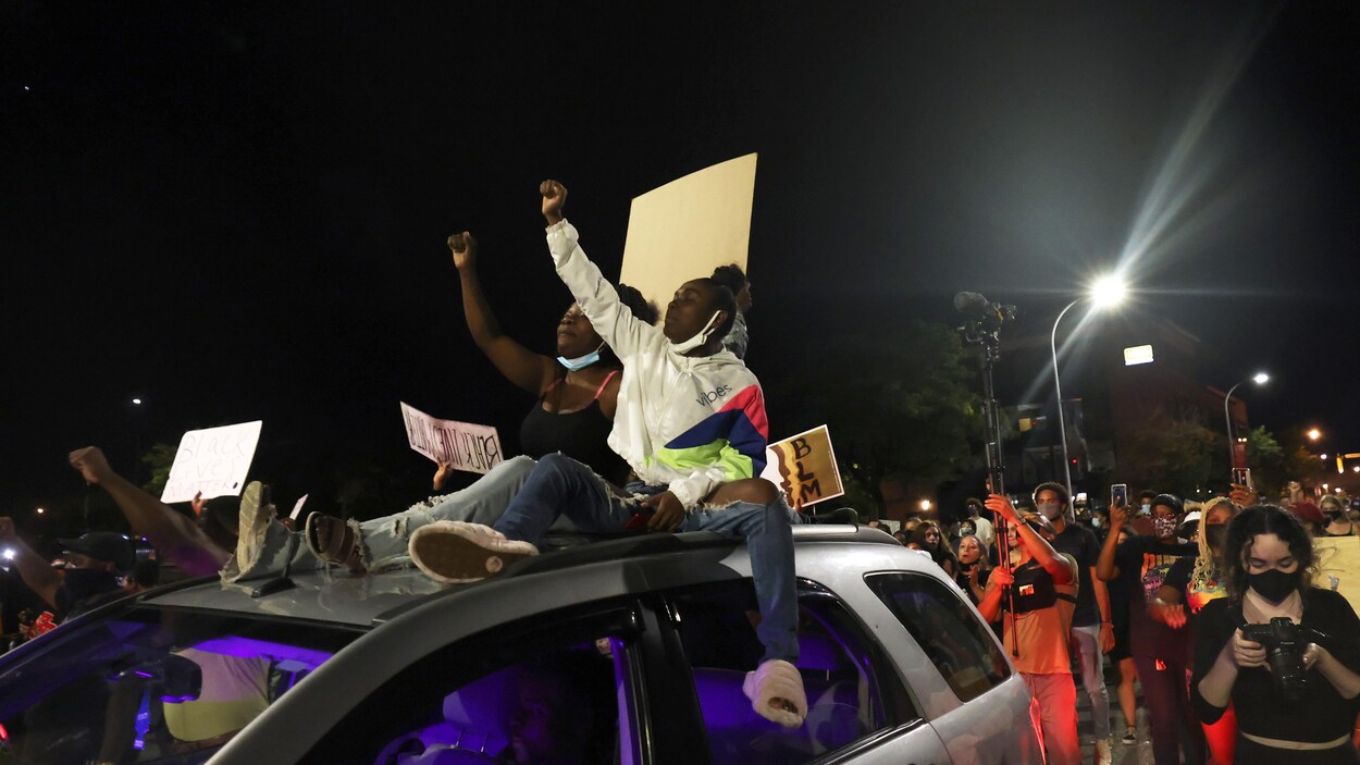 Des manifestants contre le racisme et la brutalité policière.