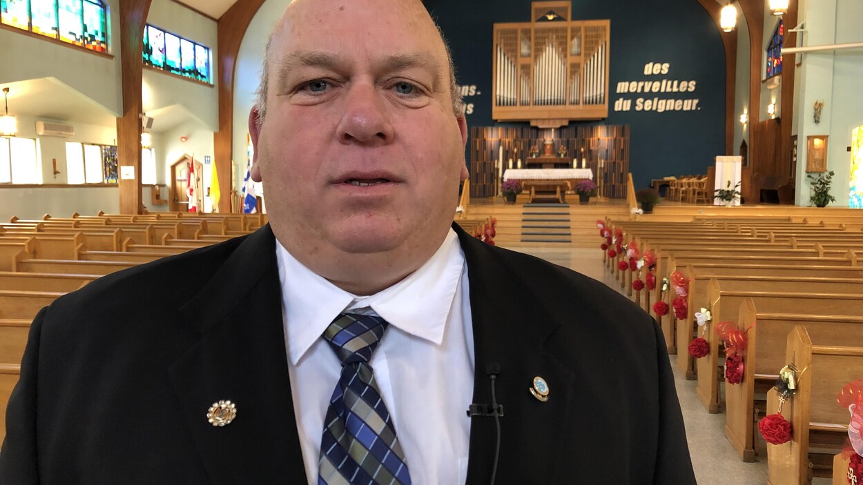 Un homme pose dans l'église.