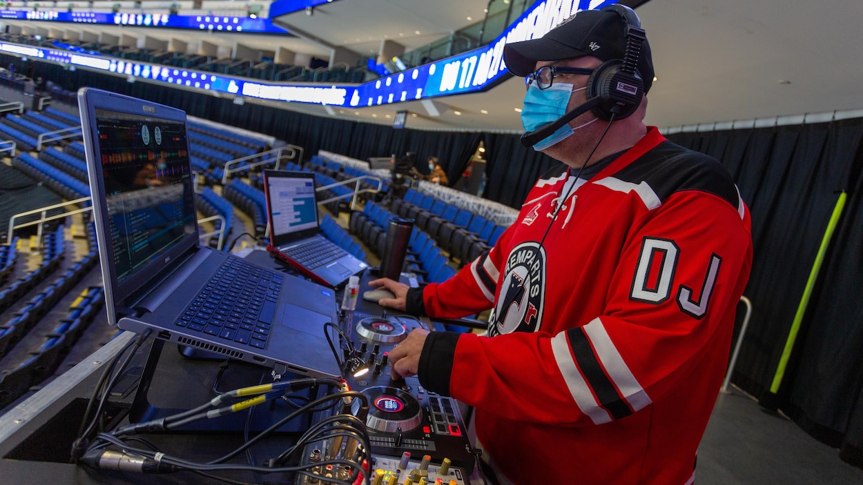 Daniel Sylvain installé derrière sa console et ses ordinateurs au centre Vidéotron.