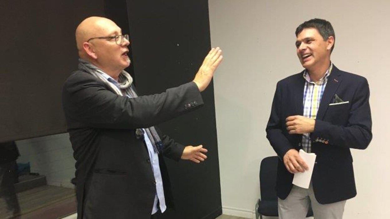 Daniel Thériault salue un Serge Cormier souriant.