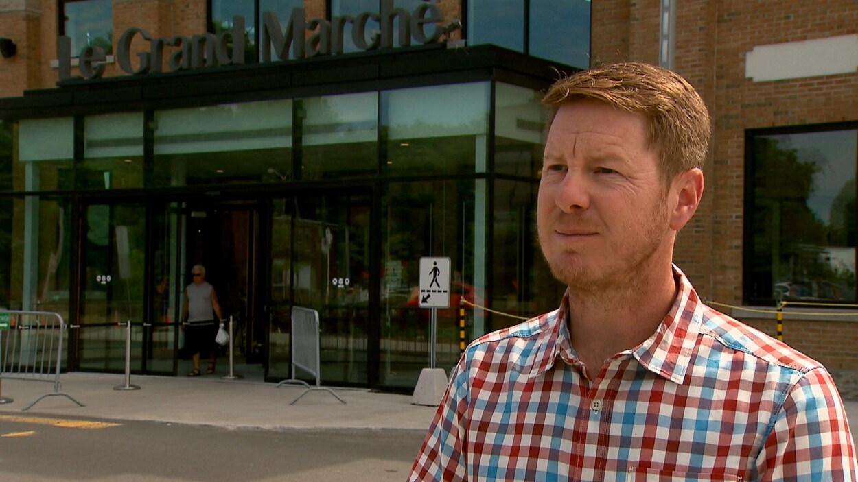 Daniel Tremblay accorde une entrevue à Radio-Canada à l’extérieur du Grand Marché.