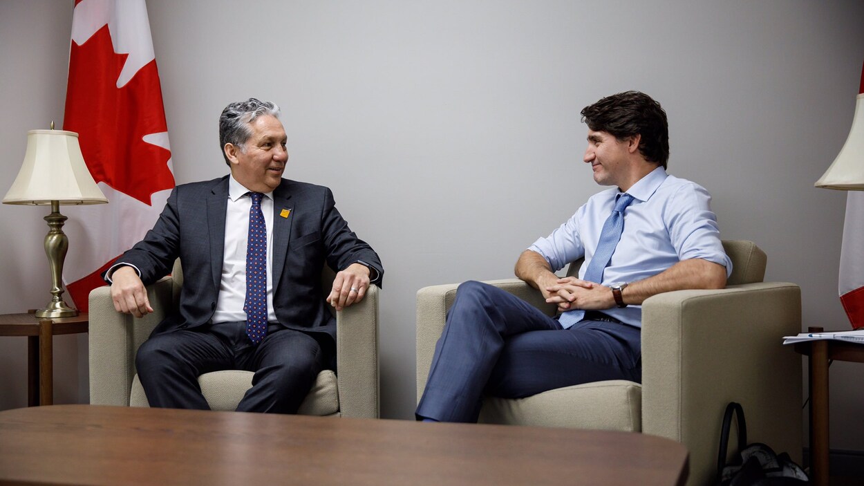 Daniel Vandal et Justin Trudeau discutent, assis dans des fauteuils.