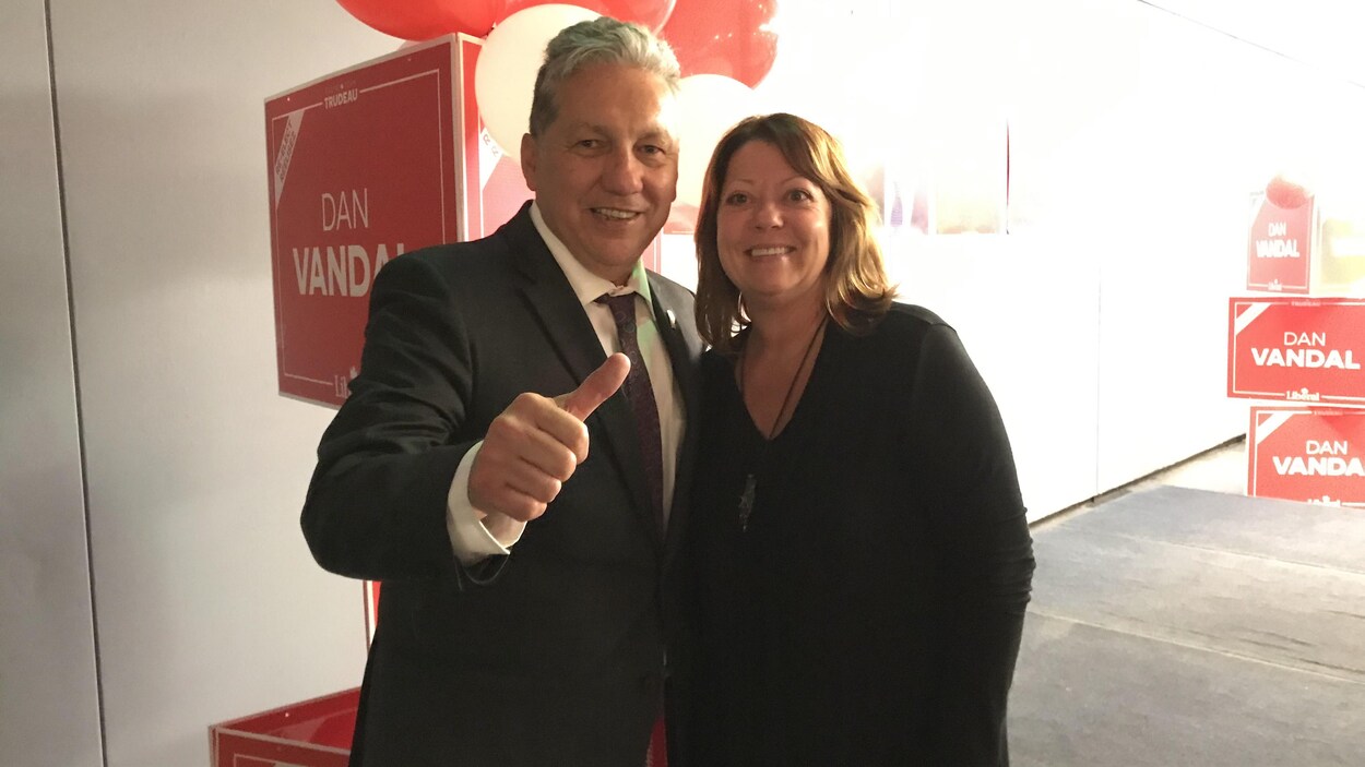 Daniel Vandal est en compagnie de son épouse Brigitte Léger.