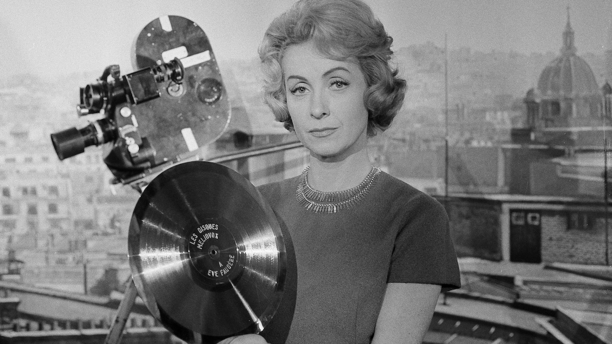 En 1959 l'actrice Danielle Darrieux tient un disque d'or à Paris En 1959 l'actrice Danielle Darrieux tient un disque d'or à Paris