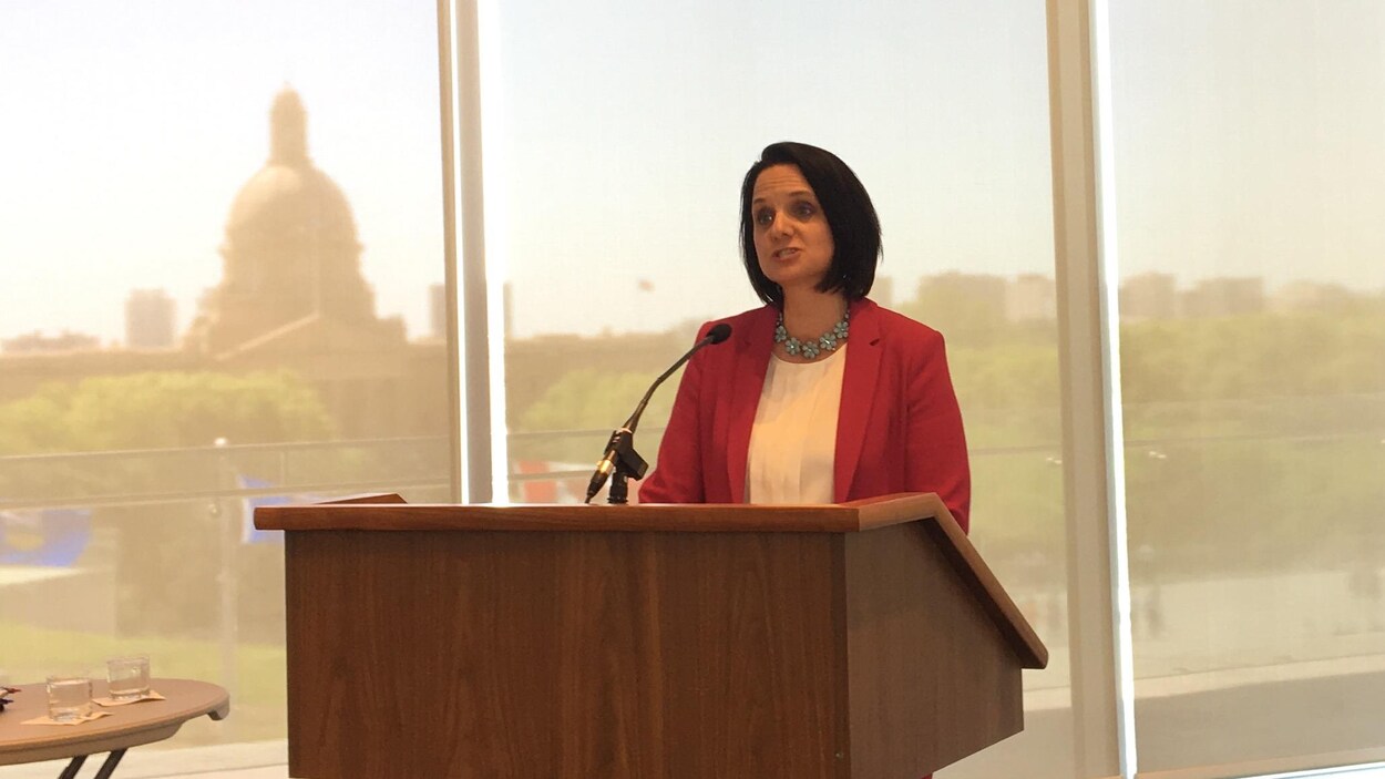 La ministre des Services à l'enfance Danielle Larivée lors d'une conférence de presse