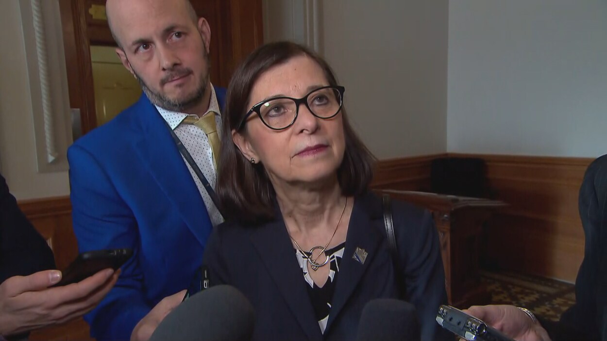 La ministre McCann lors d'une mêlée de presse à l'Assemblée nationale.