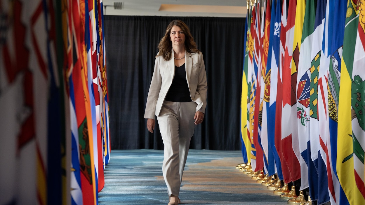 Danielle Smith avertit que des tarifs sur le pétrole ruineraient l’économie