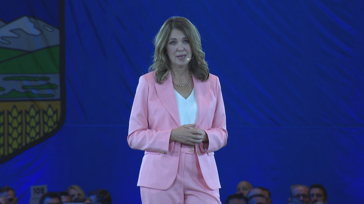 Danielle Smith demande aux membres du PCU de voter pour rester au Canada